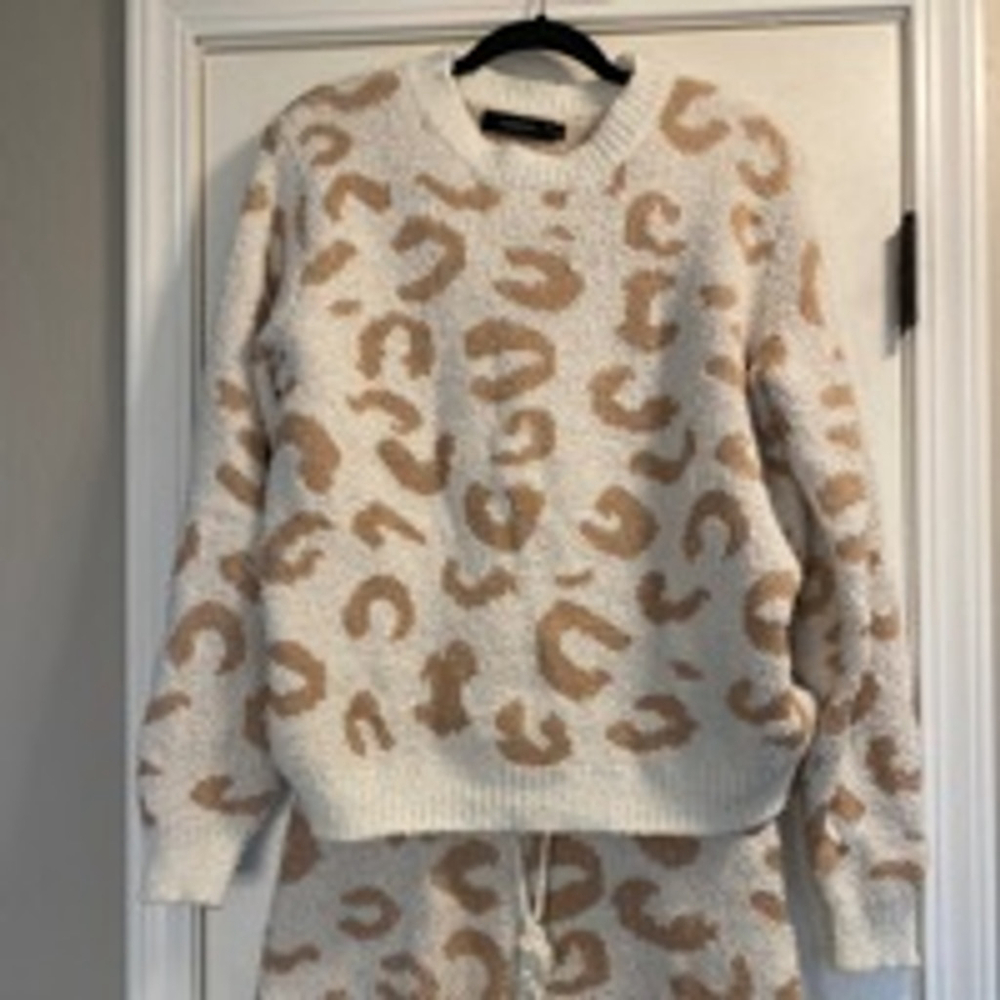 Women's Fashion Sweater & Shorts Set Size L White Brown Leopard Print